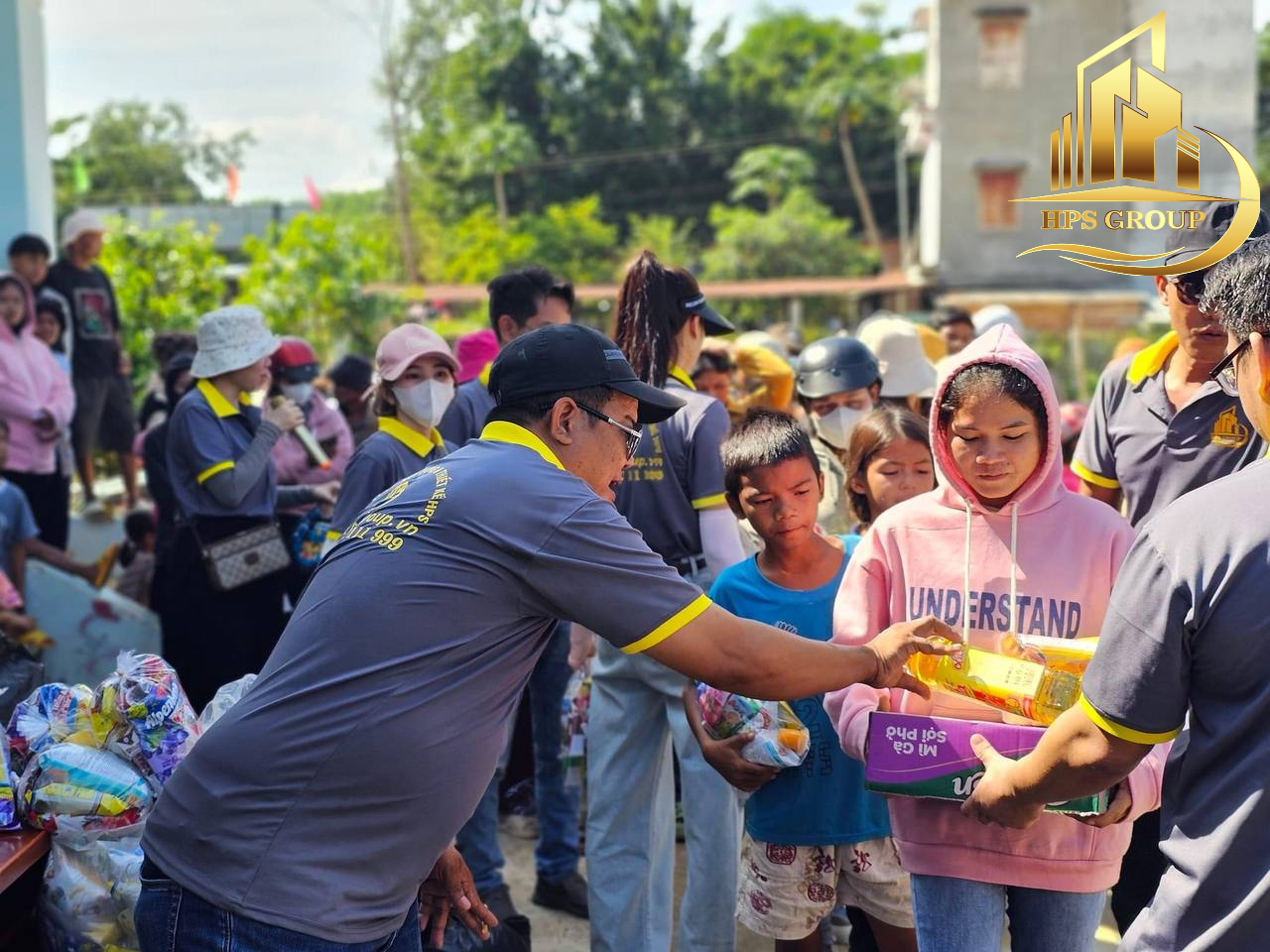 Phát quà cho trẻ em trong chương trình từ thiện